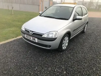 Usado Vauxhall Corsa 75 HP (55 kW) 2002 Prateado Citadino