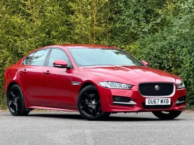 Gebraucht Jaguar XE R-Sport 180 PS (132 kW) 2017 Rot Limousine