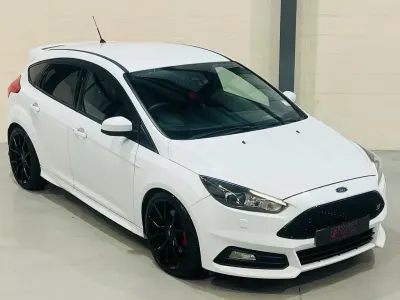Used Ford Focus ST 185 HP (136 kW) 2015 White Hatchback