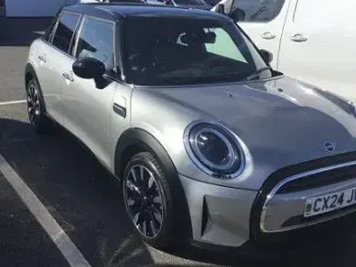 Usado Mini Cooper Exclusive 134 CV (98 kW) 2024 Plateado Utilitario