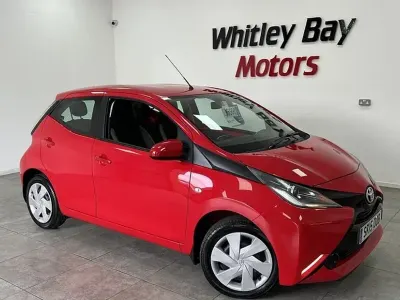 Usado Toyota Aygo X-play 69 HP (50 kW) 2015 Vermelho Citadino