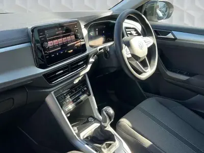 Usado VW T-Roc Match 150 HP (110 kW) 2025 Prateado SUV