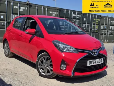 Used Toyota Yaris Multidrive S 99 HP (72 kW) 2015 Red Hatchback