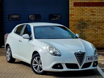 Begagnad Alfa Romeo Giulietta Lusso 105 HK (77 kW) 2011 Vit Halvkombi
