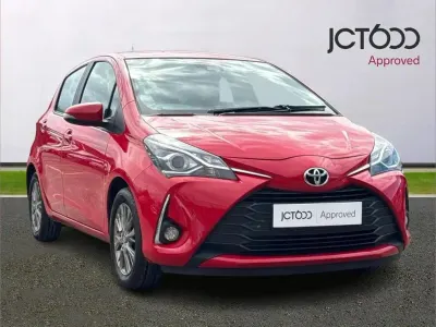 Used Toyota Yaris 69 HP (50 kW) 2018 Red Hatchback