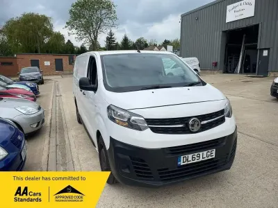 Usado Vauxhall Vivaro Edition 120 HP (88 kW) 2020 Branco Monovolume