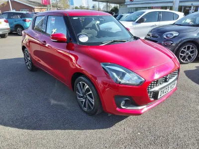 Używany Suzuki Swift SZ5 83 KM (61 kW) 2023 Czerwony Hatchback