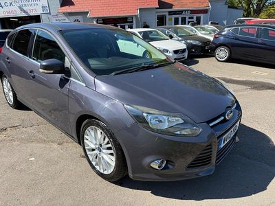 Usado Ford Focus Zetec 125 HP (91 kW) 2013 Cinzento Citadino
