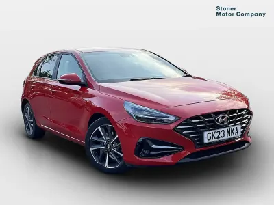 Begagnad Hyundai i30 Premium 120 HK (88 kW) 2023 Röd Halvkombi