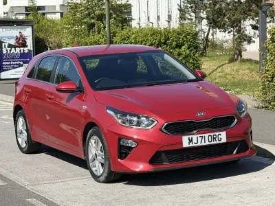 Używany Kia Ceed 134 KM (98 kW) 2022 Czerwony Hatchback