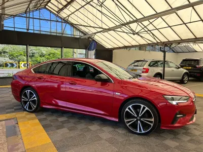 Second-hand Vauxhall Insignia SRi 122 CP (89 kW) 2021 Roșu Hatchback