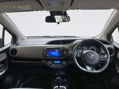 Used Toyota Yaris Hybrid 100 HP (73 kW) 2017 White Hatchback