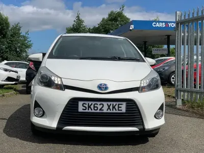 Usata Toyota Yaris Hybrid T4 75 CV (55 kW) 2012 Bianco Utilitaria