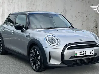 Usado Mini Cooper Exclusive 134 HP (98 kW) 2024 Prateado Citadino