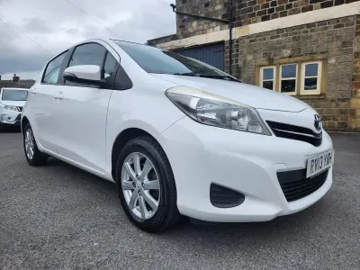 Begagnad Toyota Yaris 101 HK (74 kW) 2013 Vit Halvkombi