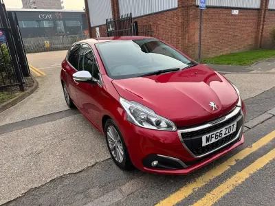 Second-hand Peugeot 208 Allure 82 CP (60 kW) 2016 Roșu Hatchback
