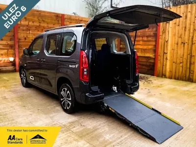 Usado Citroën Berlingo Flair 130 CV (95 kW) 2020 Gris Monovolumen