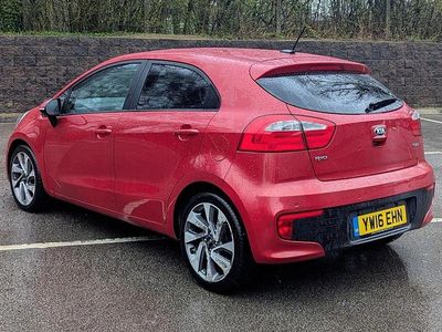 Usado Kia Rio 90 CV (66 kW) 2016 Rojo Utilitario
