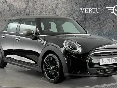 Usado Mini Cooper Exclusive 134 CV (98 kW) 2022 Negro Utilitario