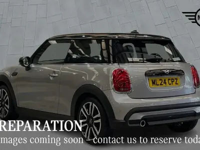 Usado Mini Cooper Exclusive 134 CV (98 kW) 2024 Plateado Utilitario