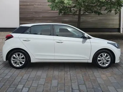 Used Hyundai i20 SE 100 HP (73 kW) 2018 White Hatchback