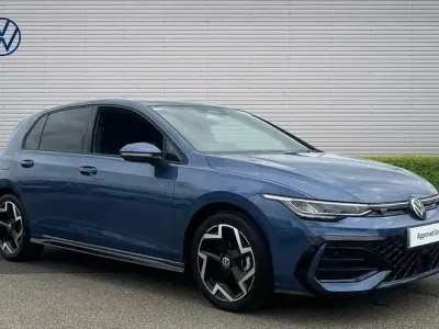 Second-hand VW Golf VIII R-line 150 CP (110 kW) 2025 Albastru Hatchback