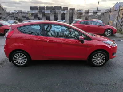 Usado Ford Fiesta Style 82 CV (60 kW) 2014 Rojo Utilitario
