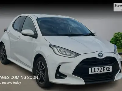 Begagnad Toyota Yaris Hybrid Design 2023 Vit Halvkombi