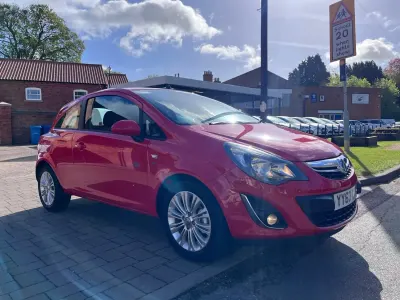 Begagnad Vauxhall Corsa 100 HK (73 kW) 2013 Röd Halvkombi