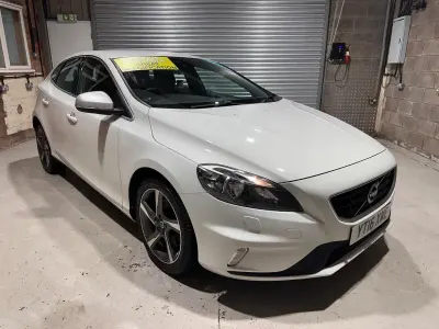 Used Volvo V40 R-Design 122 HP (89 kW) 2016 White Hatchback