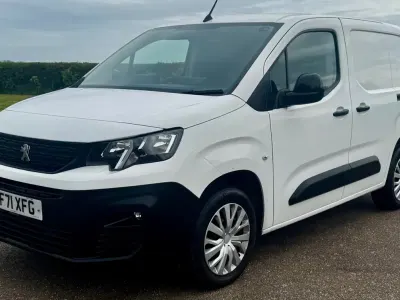 Second-hand Peugeot Partner 131 CP (96 kW) 2022 Alb Monovolum