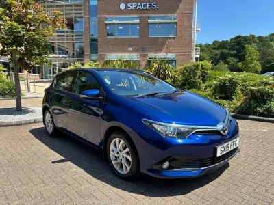 Used Toyota Auris 116 HP (85 kW) 2015 Blue Hatchback
