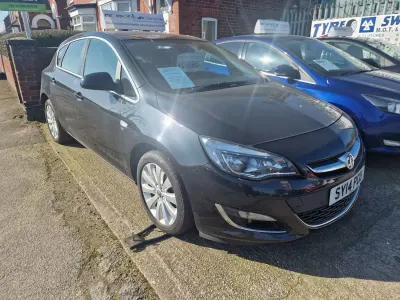 Second-hand Vauxhall Astra Elite 115 CP (84 kW) 2014 Negru Hatchback