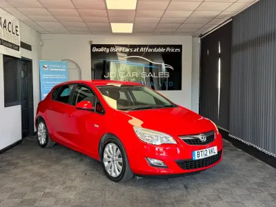 Used Vauxhall Astra 115 HP (84 kW) 2012 Red Hatchback
