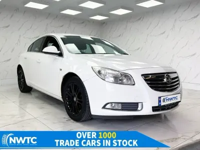 Used Vauxhall Insignia 140 HP (102 kW) 2011 White Hatchback