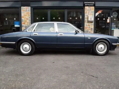 Used Daimler Sovereign 235 HP (172 kW) 1989 Blue Sedan