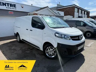 Second-hand Vauxhall Vivaro S 100 CP (73 kW) 2021 Alb Monovolum