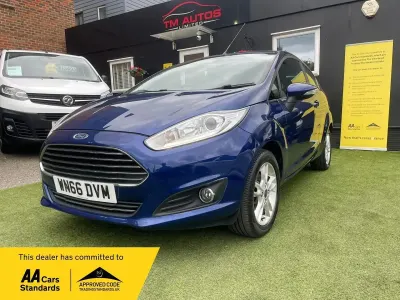 Używany Ford Fiesta Zetec 82 KM (60 kW) 2016 Niebieski Hatchback