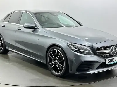 Usado Mercedes C300 AMG line 245 CV (180 kW) 2019 Gris Berlina