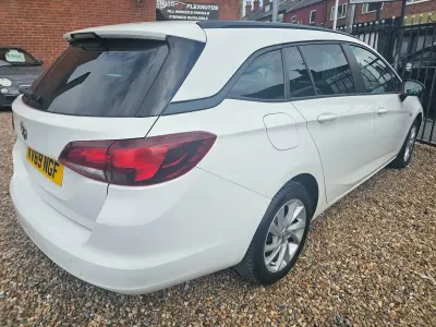Used Vauxhall Astra Design Edition 2019 White Estate