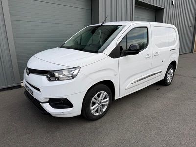 Used Toyota Proace Design 120 HP (88 kW) 2022 White MPV