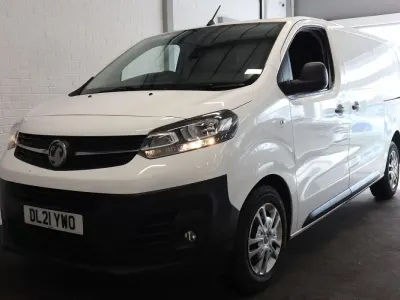 Second-hand Vauxhall Vivaro S 100 CP (73 kW) 2021 Alb Monovolum