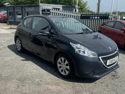 Usado Peugeot 208 Access 110 HP (80 kW) 2015 Cinzento Citadino
