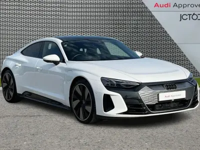 Begagnad Audi e-tron GT quattro Comfort 384 kW (523 HK) 2021 Vit Sedan