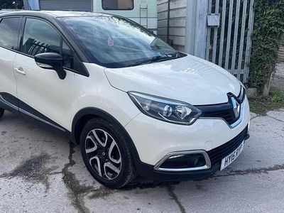 Used Renault Captur Dynamique 90 HP (66 kW) 2015 Cream and black SUV