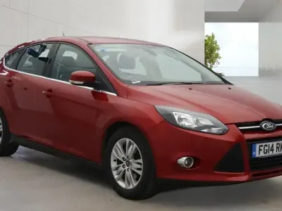 Begagnad Ford Focus Titanium 125 HK (91 kW) 2014 Röd Halvkombi