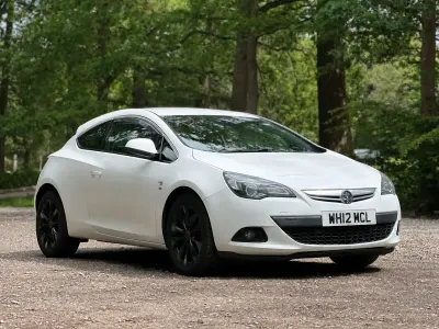 Used Vauxhall Astra GTC SRi 180 HP (132 kW) 2014 White Hatchback