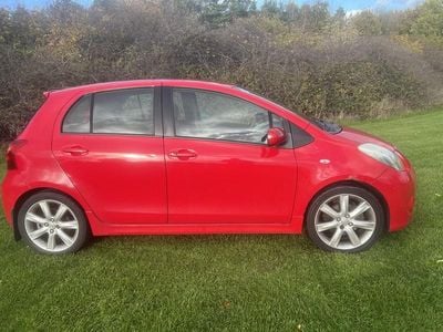 Begagnad Toyota Yaris SR 133 HK (97 kW) 2008 Röd Halvkombi