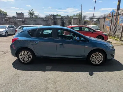 Used Vauxhall Astra 98 HP (72 kW) 2013 Blue Hatchback