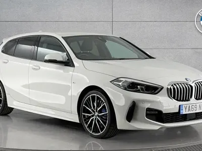 Begagnad BMW 120 M Sport 187 HK (137 kW) 2020 Vit Halvkombi